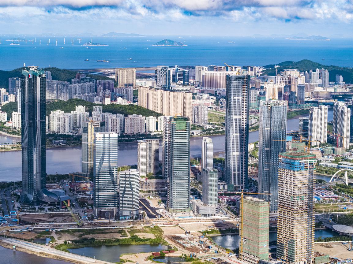迈向2025，新澳门与香港的免费之旅—全面释义、解释与落实